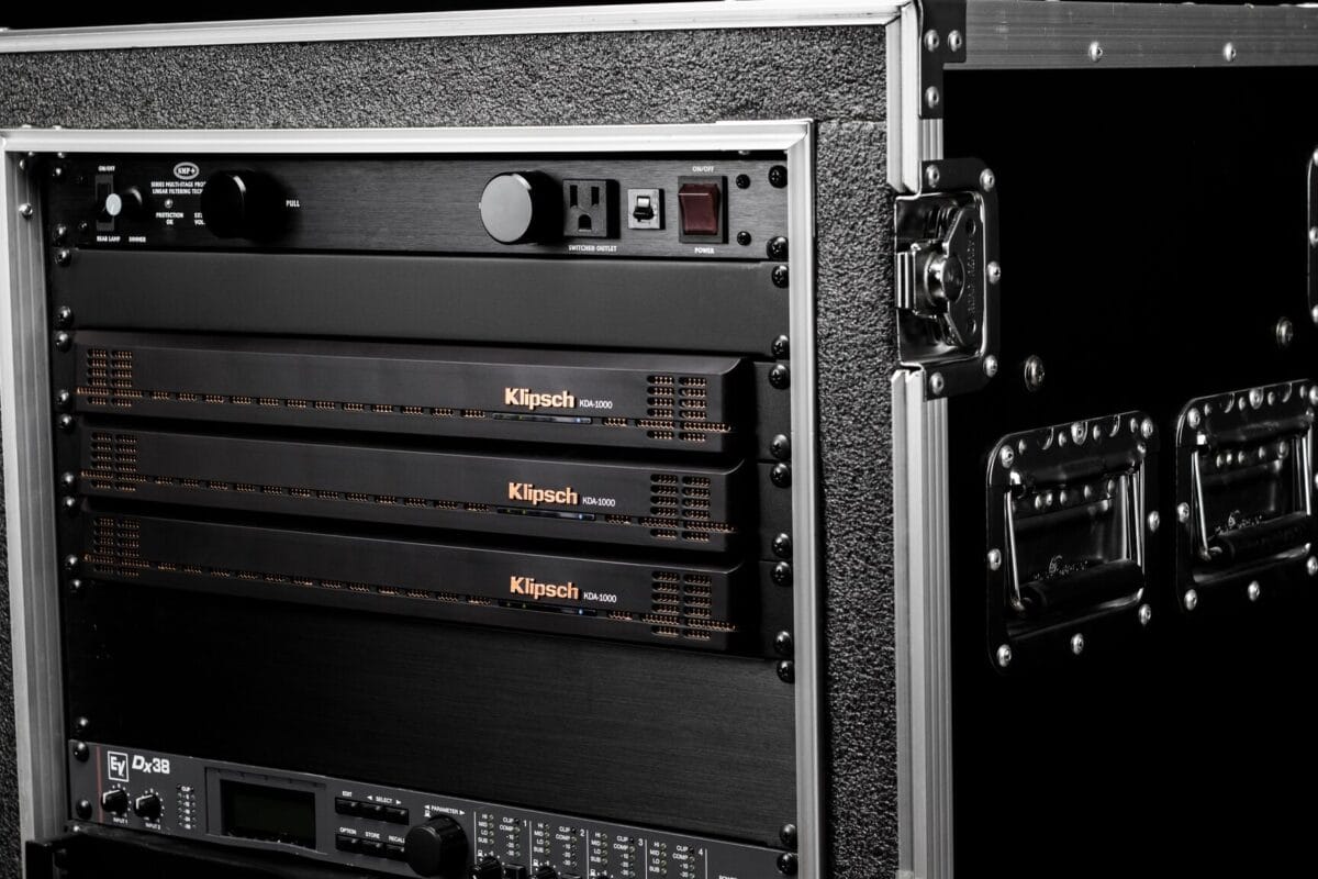 Amplificateur puissant 4x250 W avec DSP intégré, idéal pour installations Hi‑Fi, multiroom ou 70/100 V au Maroc. Réglage précis via interface web, compatible enceintes encastrables Klipsch.