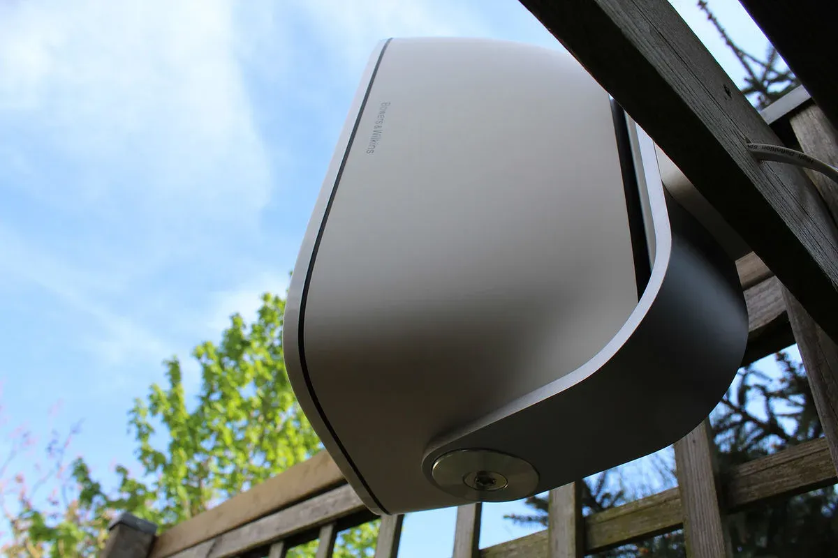 am1-blanc-la-paire_60b5f3a35c576_1200_result Enceinte extérieure  Bowers & Wilkins AM-1 White (Unité) – Image 7